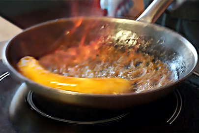фламбирование бананового сплита из меню кофейни апельсин